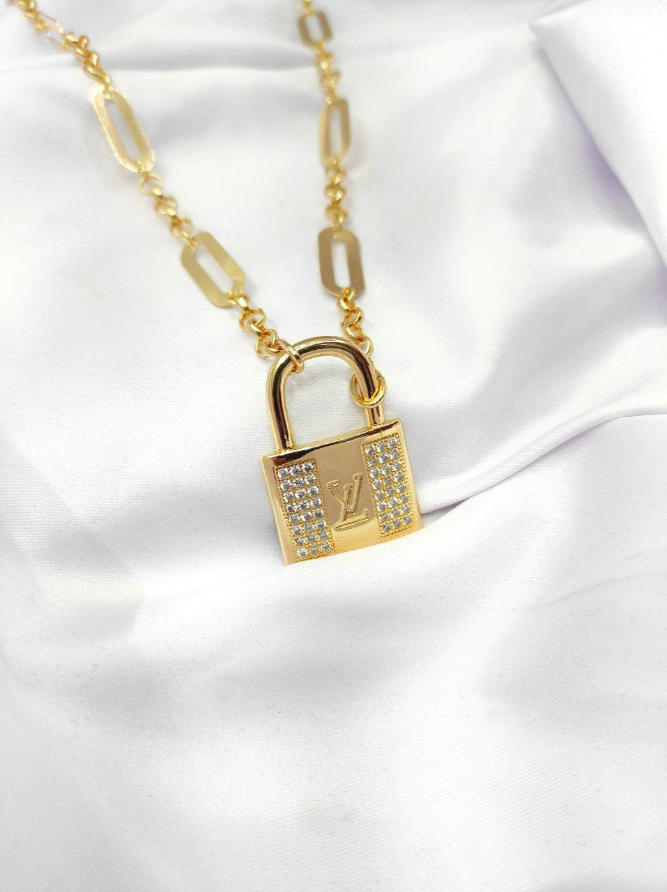 Crystal Lock Chain Necklace NCK-016